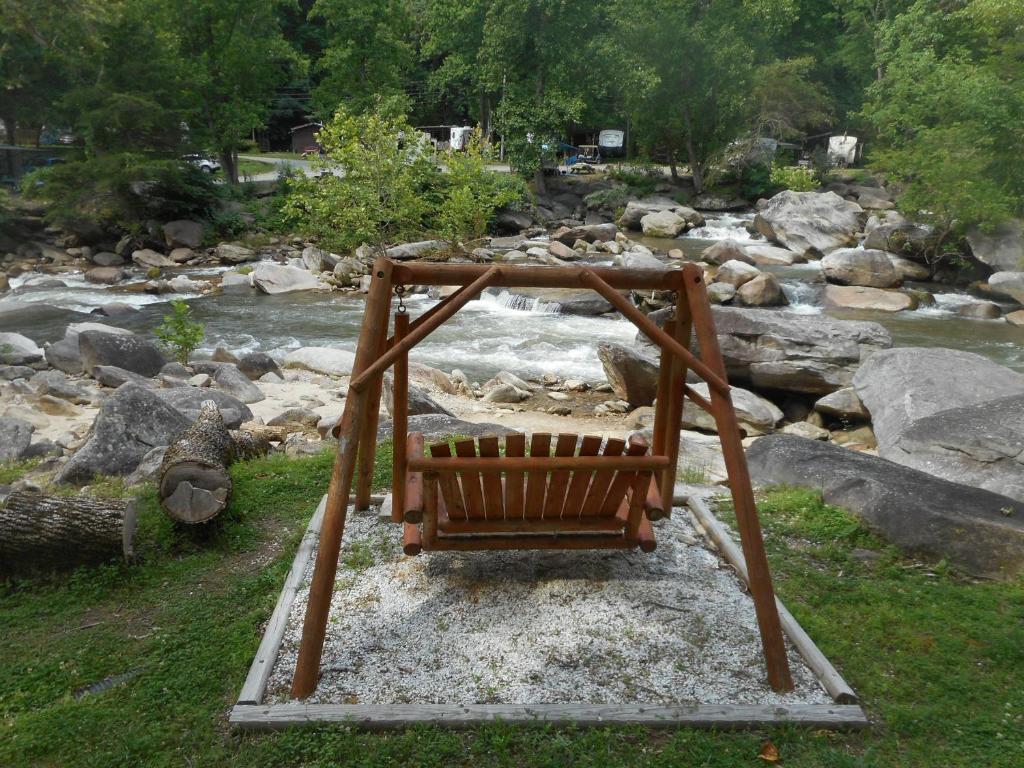 The Evening Shade River Lodge and Cabins (Chimney Rock) 