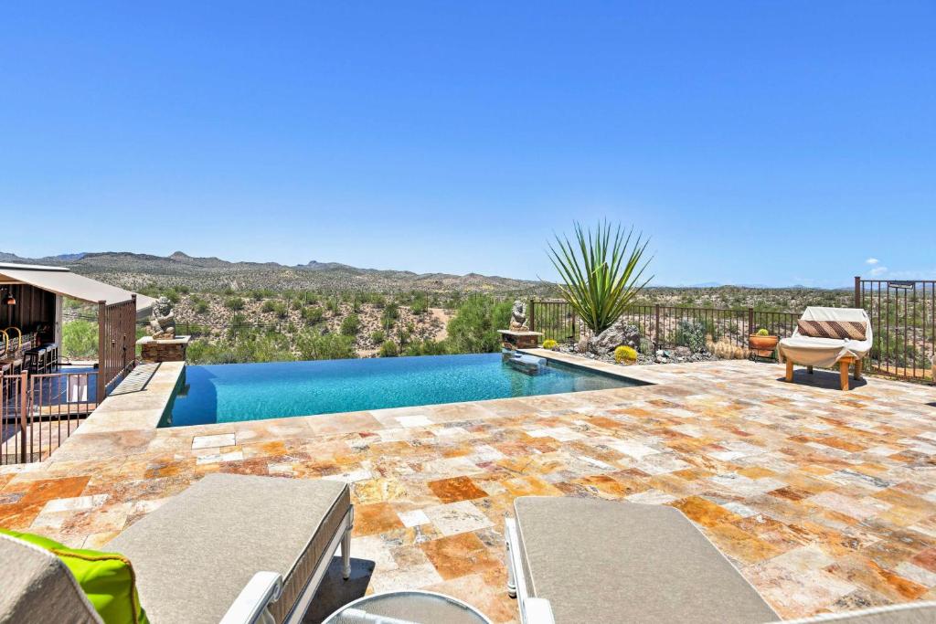 Luxe Phoenix Home Infinity Pool and Outdoor Kitchen